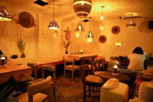 给小酒馆女子喝高杯酒,尽享人生美好时光